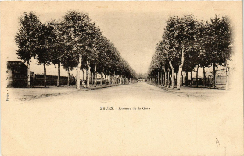 Carte postale ancienne Feurs - Avenue de la Gare à Feurs