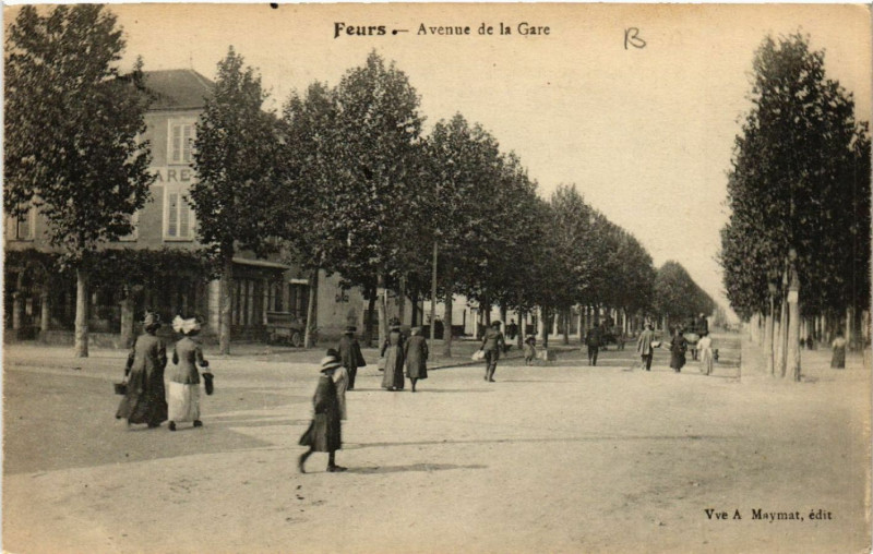 Carte postale ancienne Feurs - Avenue de la Gare à Feurs