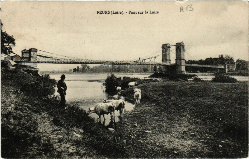 Carte postale ancienne Feurs - Pont sur la Loire à Feurs