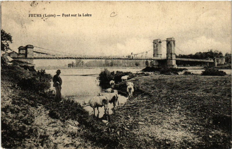Carte postale ancienne Feurs - Pont sur la Loire à Feurs
