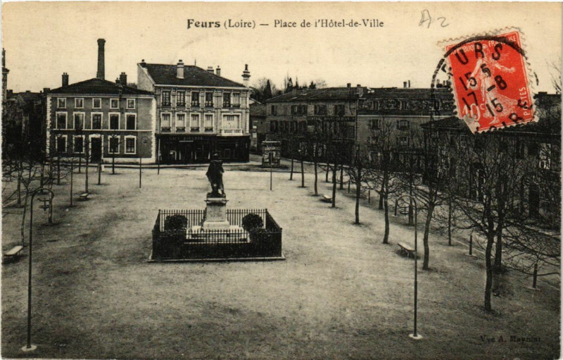 Carte postale ancienne Feurs - Place de l'Hotel-de-Ville à Feurs