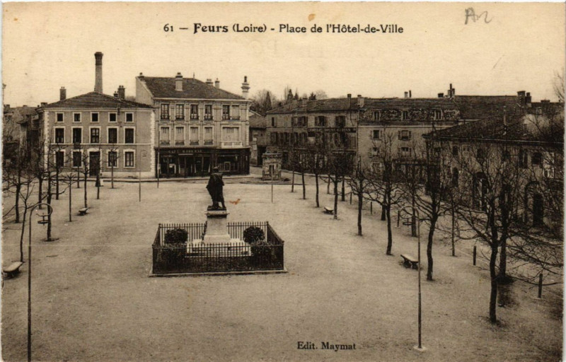 Carte postale ancienne Feurs - Place de l'Hote-de-Ville à Feurs