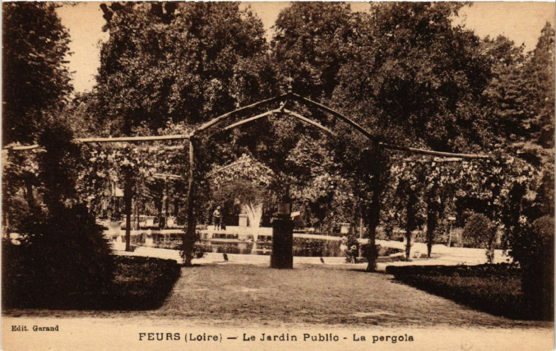 Carte postale ancienne Feurs - Le Jardin Public - La pergola à Feurs