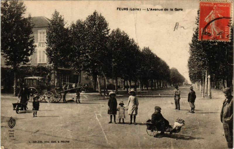 Carte postale ancienne Feurs - L'Avenue de la Gare à Feurs