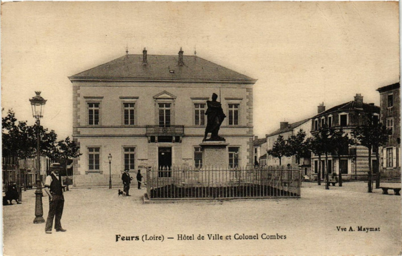 Carte postale ancienne Feurs - Hotel de Ville et Colonel Combes à Feurs