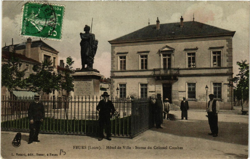 Carte postale ancienne Feurs - Hotel de Ville - Statue du Colonel Combes à Feurs