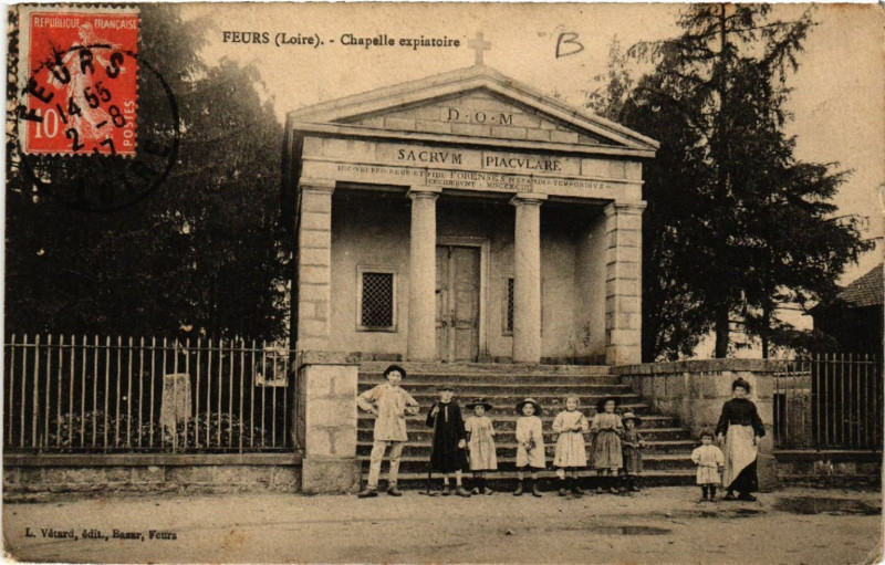 Carte postale ancienne Feurs - Chapelle expiatoire à Feurs