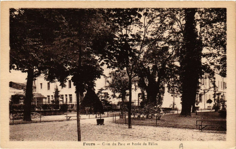 Carte postale ancienne Feurs - Coin du Parc et Ecole de Filles à Feurs