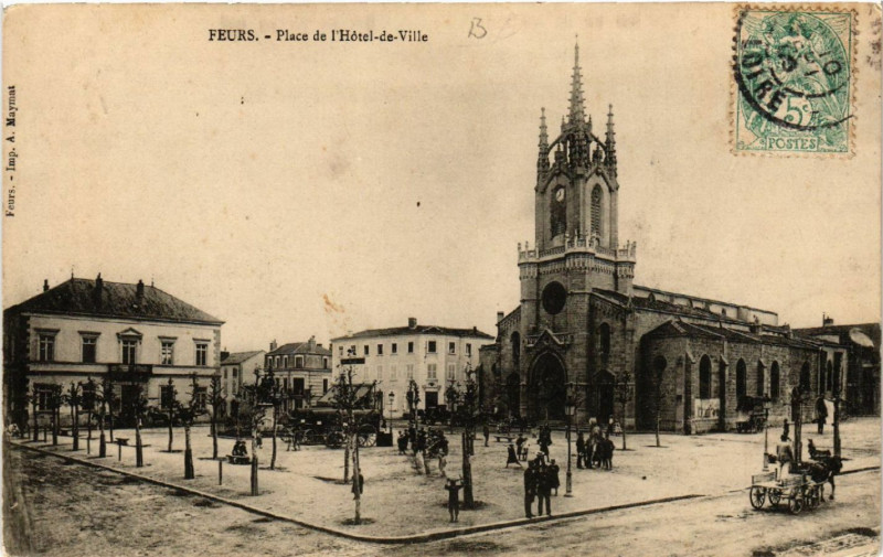 Carte postale ancienne Feurs - Place de l'Hotel-de-Ville à Feurs