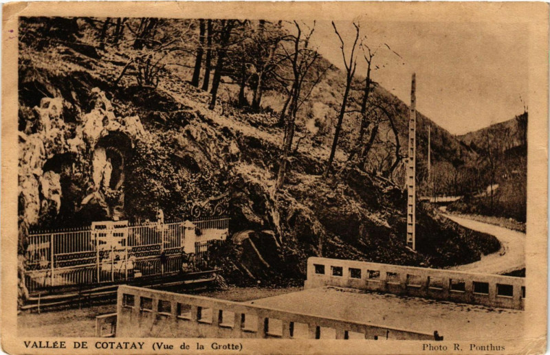 Carte postale ancienne Vallée de Cotatay (Vue de la Grotte)