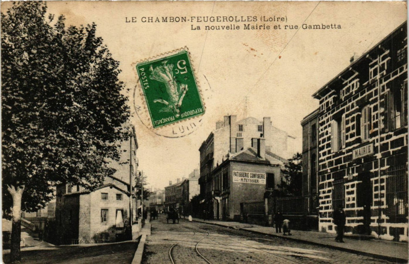 Carte postale ancienne Le Chambon-Feugerolles - La nouvelle Mairie et rue Gambetta au Chambon-Feugerolles