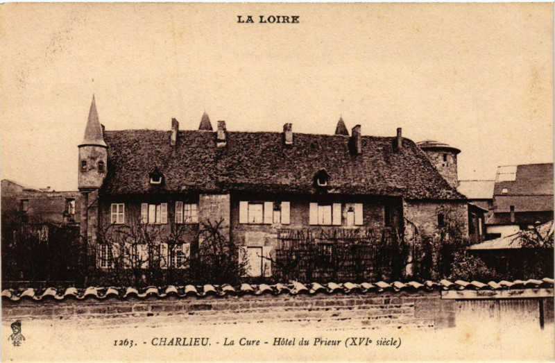 Carte postale ancienne La Loire - Charlieu - La Gare - Hotel du Prieur (Xvi siécle) à Charlieu