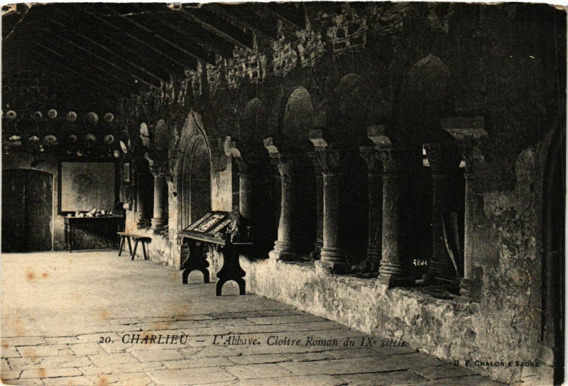 Carte postale ancienne Charlieu - L'Abbaye Cloitre Roman du Ix siécle à Charlieu