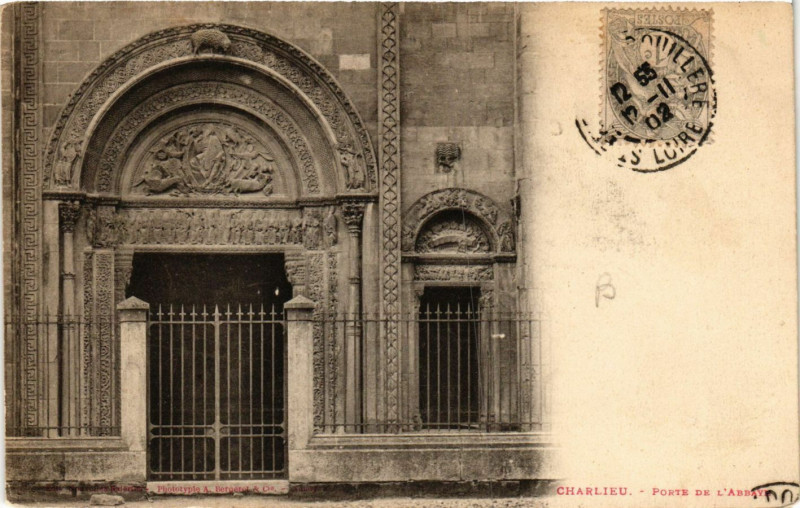Carte postale ancienne Charlieu - Porte de l'Abbaye à Charlieu