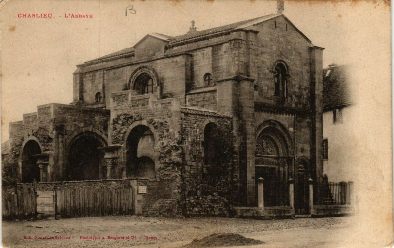 Carte postale ancienne Charlieu - L'Abbaye à Charlieu