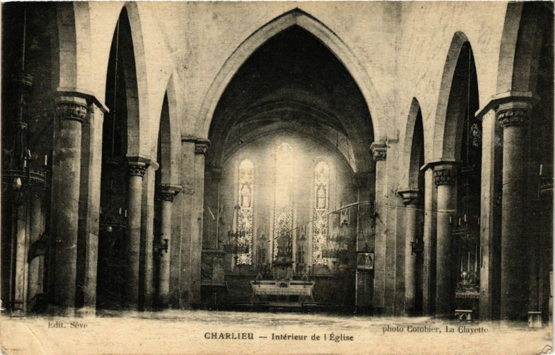 Carte postale ancienne Charlieu - Intérieur de l'Eglise à Charlieu