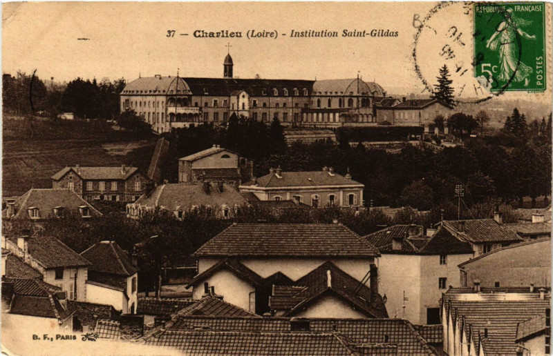 Carte postale ancienne Charlieu - Institution St-Gildas à Charlieu