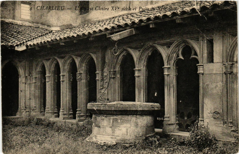 Carte postale ancienne Charlieu - L'Abbaye Cloitre Xv siécle et Puits du Xii siécle à Charlieu