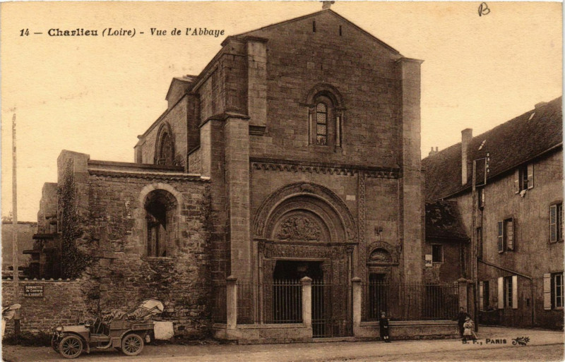 Carte postale ancienne Charlieu - Vue de l'Abbaye à Charlieu