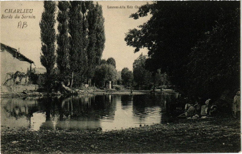 Carte postale ancienne Charlieu - Bords du Sornin à Charlieu
