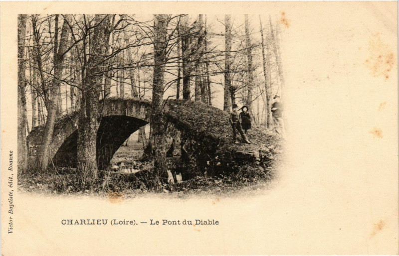 Carte postale ancienne Charlieu - Le Pont du Diable à Charlieu
