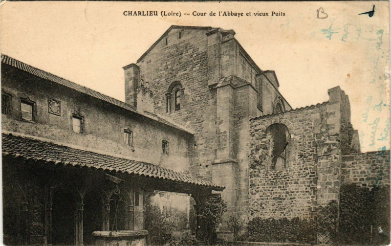 Carte postale ancienne Charlieu - Cour de l'Abbaye et vieux Puits à Charlieu