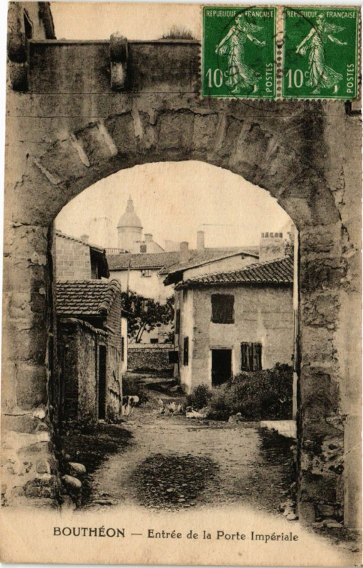 Carte postale ancienne Boutheon - Entrée de la Porte Impériale