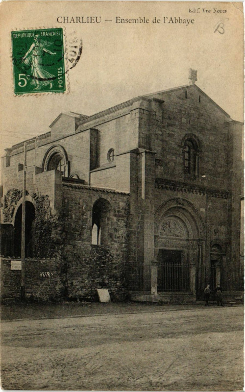 Carte postale ancienne Charlieu - Ensemble de l'Abbaye à Charlieu