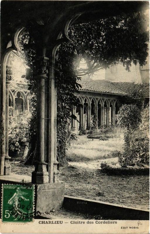 Carte postale ancienne Charlieu - Cloitre des Cordeliers à Charlieu