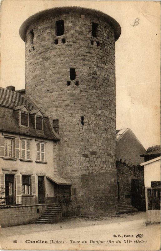 Carte postale ancienne Charlieu - Tour du Donjon (fin du Xii siécle) à Charlieu