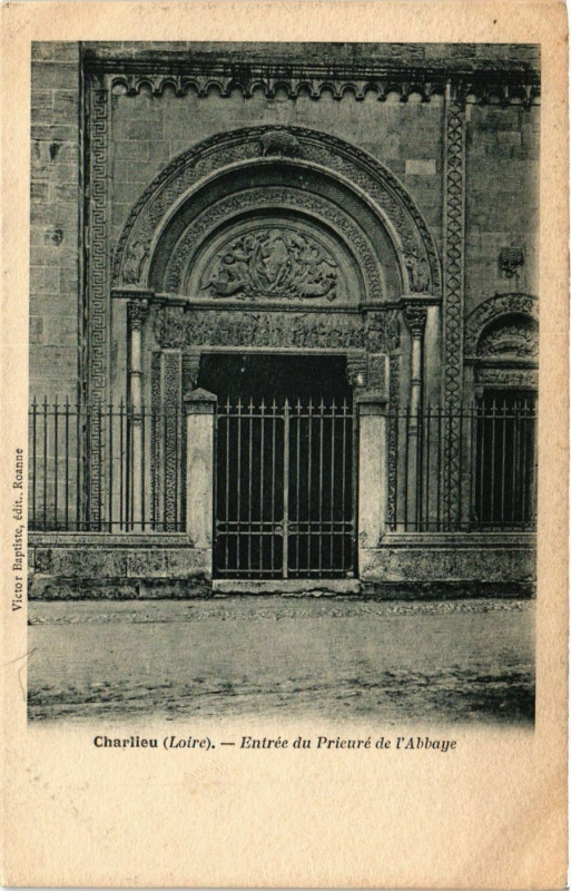 Carte postale ancienne Charlieu - Entrée du Prieuré de l'Abbaye à Charlieu