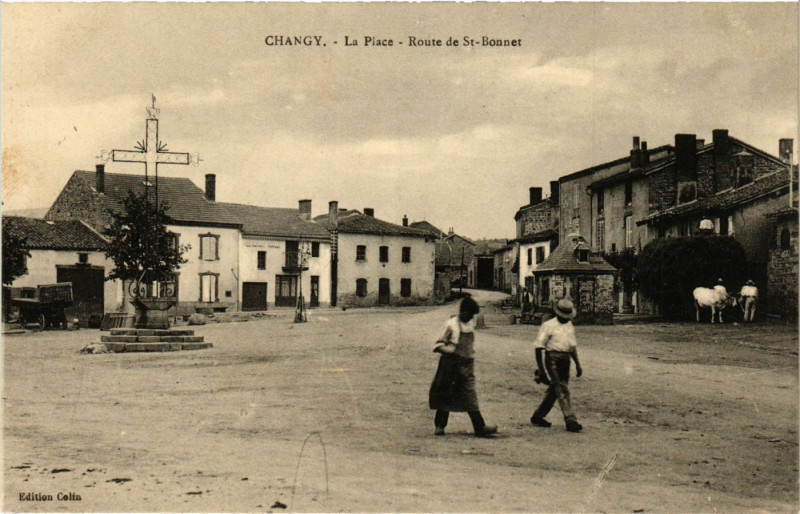 Carte postale ancienne Changy - La Place - Route de St-Bonner à Changy