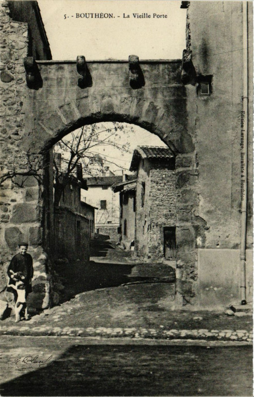 Carte postale ancienne Boutheon - La Vieille Porte