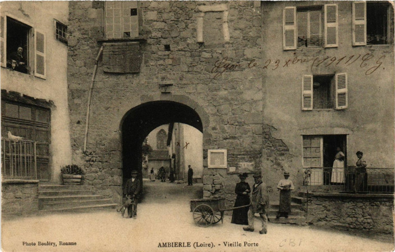 Carte postale ancienne Ambierle - Vieille Porte à Ambierle