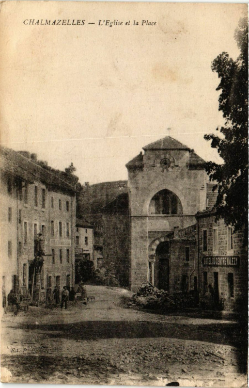 Carte postale ancienne Chalmazelles - L'Eglise et la Place
