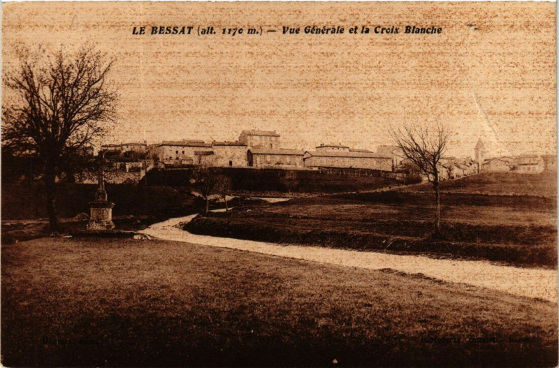 Carte postale ancienne Le Bessat (alt.1170 m) - Vue Générale et la Croix Blanche au Bessat