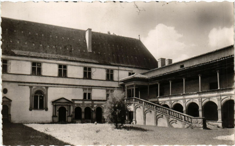 Carte postale ancienne La Batie d'Urfe - Cour intérieure la Galerie