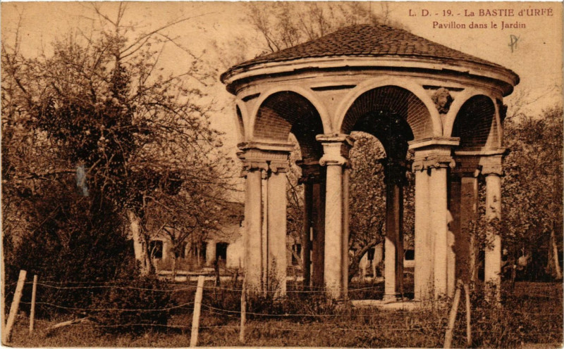 Carte postale ancienne La Bastie d'Urfe - Pavillon dans le Jardin