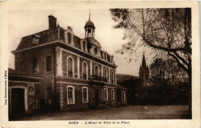 Carte postale ancienne Boen - L'Hotel de Ville et la Place