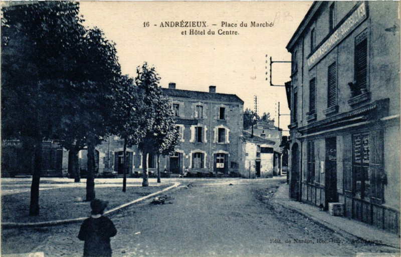 Carte postale ancienne Andrezieux - Place du Marché et Hotel du Centre