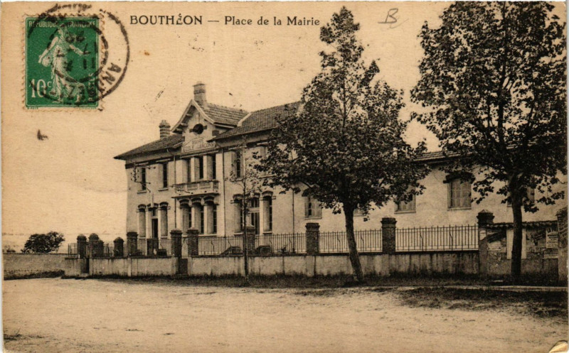 Carte postale ancienne Boutheon - Place de la Mairie