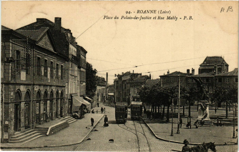 Carte postale ancienne Roanne Place du Palais de Justice et Rue Mably à Roanne