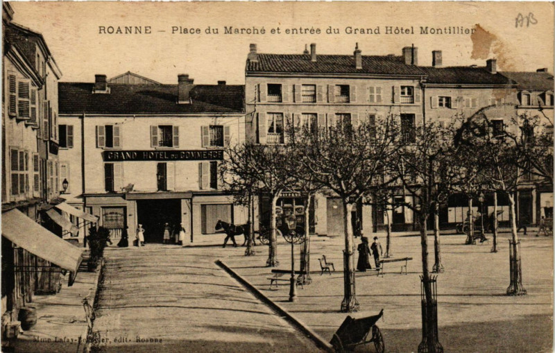 Carte postale ancienne Roanne Place du Marché et entrée du Grand Hotel Montillien à Roanne