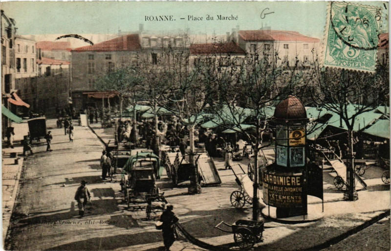 Carte postale ancienne Roanne Place du Marché à Roanne