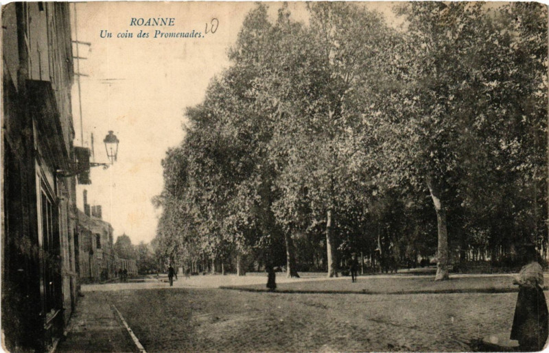 Carte postale ancienne Roanne Un Coin des Promenades à Roanne