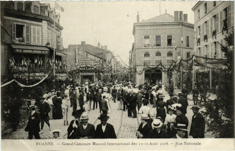 Carte postale ancienne Roanne Rue Nationale-Grand Concours Musical International à Roanne