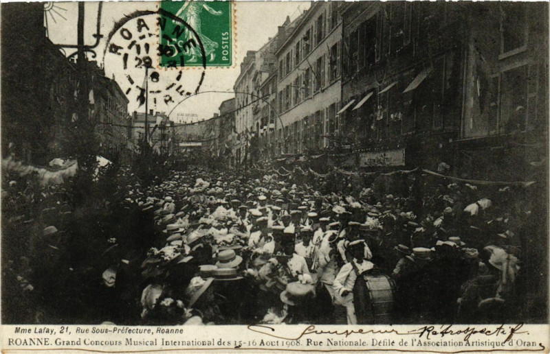 Carte postale ancienne Roanne Rue Nationale-Défilé de l'Association Artistique d'Oran à Roanne