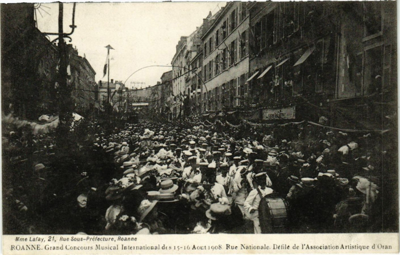 Carte postale ancienne Roanne Rue Nationale-Défilé de l'Association Artistique d'Oran à Roanne