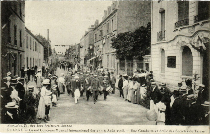 Carte postale ancienne Roanne Rue Gambetta et défilé des Sociétés de Tarare à Roanne