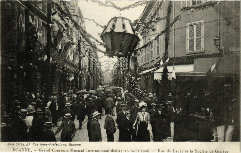 Carte postale ancienne Roanne Rue du Lycée et la Société de Genéve à Roanne
